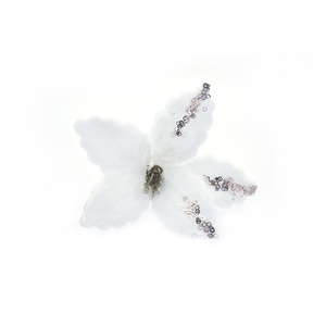Fleur blanche à longue tige avec plumes et paillettes - Product Image 1