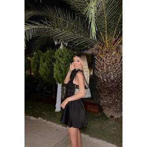 Robe de bal de luxe noire en satin, style A-line, taille empire, manches courtes, longueur ras du sol, taille XS - Product Image 1