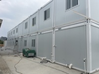 Villa conteneur préfabriquée modulaire portable de 20 pieds à assemblage rapide en panneaux sandwich d'acier contemporains pour bureau, hôtel ou bâtiment