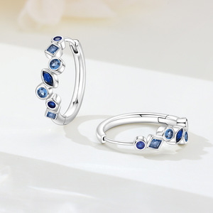 Boucles d'oreilles créoles en strass bleues de forme unique, boucles d'oreilles originales de luxe pour femmes, style niche - Product Image 4