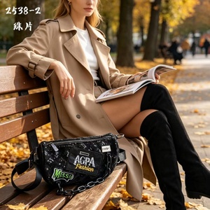 Sac bandoulière à sequins pour femme avec chaîne, motif lettres, style rétro vieilli, sac tendance pour fille branchée - Product Image 3