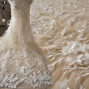 Tejido de encaje de plumas sang trọng ngọc trai đính cườm trắng nặng 3D hoa lông ren vải - Product Image 1