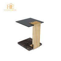 Table basse moderne en marbre de forme irrégulière avec base en acier inoxydable pour le mobilier de salon