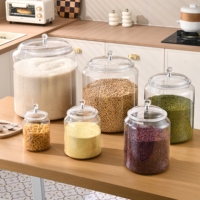 Grand récipient hermétique en plastique pour aliments avec couvercle en silicone, idéal pour le stockage de céréales, de riz et de denrées sèches dans la cuisine ou le garde-manger.