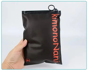 Sacs refermables adhésifs givrés avec logo personnalisé et anneau de traction noir pour l'emballage - Product Image 3