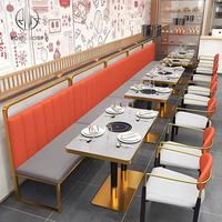 Ensemble de meubles modernes pour café, restaurant, salon de thé : canapé en cuir orange, table carrée en marbre et ensemble de chaises blanches