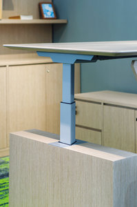 <span class=keywords><strong>Bureau</strong></span> électrique moderne pour cadres avec armoire de rangement latérale, poste de travail assis-debout à double moteur avec panneau et crédence - Product Image 3