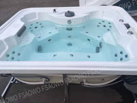 Piscine Jacuzzi, spa et bain à remous pour 4 personnes, bain à remous de luxe, spa extérieur privé, baignoire rectangulaire de massage.