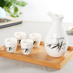 Juego de Vino de Cerámica Dehua, 1 Jarra y 4 Tazas, Porcelana Blanca con Diseño de Bambú, Juego para Servir Bebidas - Product Image 1