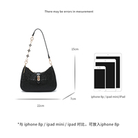 Sacs de créateur de luxe discret SS 2026, sacs à bandoulière noirs pour femmes avec logo gaufré, sacs bandoulière multi-positions à chaîne pour femmes, vente en gros