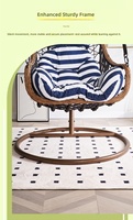 Fauteuil suspendu d'extérieur en osier à baldaquin plat, style nautique côtier, avec coussin à rayures marine et support, pour pelouse et jardin