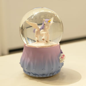 Globo di Neve Personalizzato con Unicorno Fantastico in Resina, Regalo per Ragazze, Decorazione da Tavolo - Product Image 4