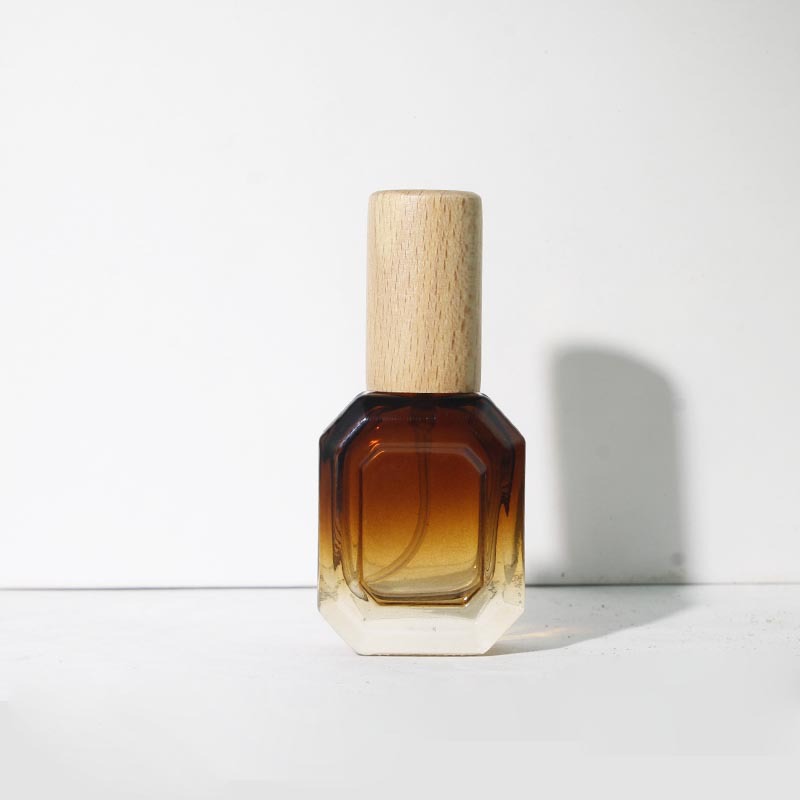Botella degradada marrón + boquilla plateada + tapa de madera de haya