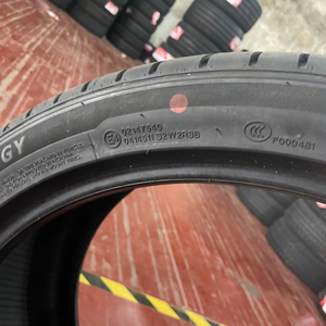 Neumático 255/45ZR20 en perfecto estado, llanta de 20 pulgadas con neumáticos de uretano serie 45 para autos pequeños - Product Image 5