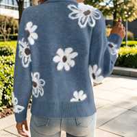 Cardigan en tricot doux bleu à boutons marguerites OEM ODM pour femme