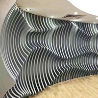 Baffle en aluminium courbé en forme de U sur mesure, tube carré en aluminium à cannelure ondulée avec revêtement imitation bois pour décoration murale et plafond artistique