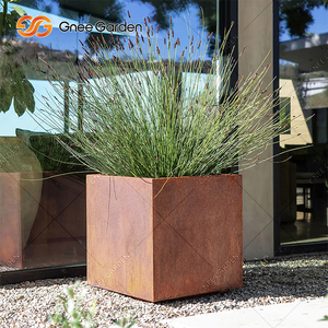 Jardinière carrée en acier patiné au design traditionnel de ferme moderne pour aménagement paysager commercial, utilisation intérieure/extérieure - Product Image 5