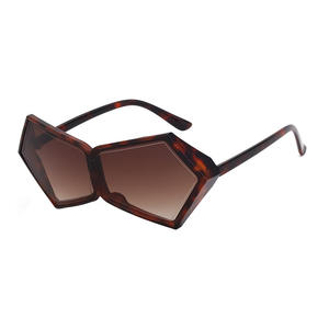 Lunettes de soleil irrégulières personnalisées style Y2K punk pour femmes, monture noire, verres PC, protection UV400, tendance Instagram, forme carrée - Product Image 5