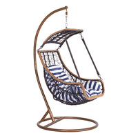 Fauteuil suspendu d'extérieur en osier à baldaquin plat, style nautique côtier, avec coussin à rayures marine et support, pour pelouse et jardin