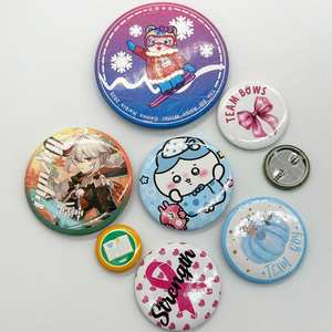 Pin de Botón Personalizado de Peluche con Diseño de Anime y Dibujos Animados, Pin de Botón de Hojalata con Logotipo, Regalo Promocional - Product Image 2