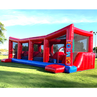 Structure gonflable de jeu sportif : Défi d'équilibre avec ballon rouge, parcours d'obstacles gonflable Wipeout, obstacles interactifs gonflables