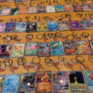 2026 TCG Más de 400 Diseños al por Mayor Llaveros Acrílicos de Anime de Pokémon con Diseño de Dibujos Animados - Product Image 2