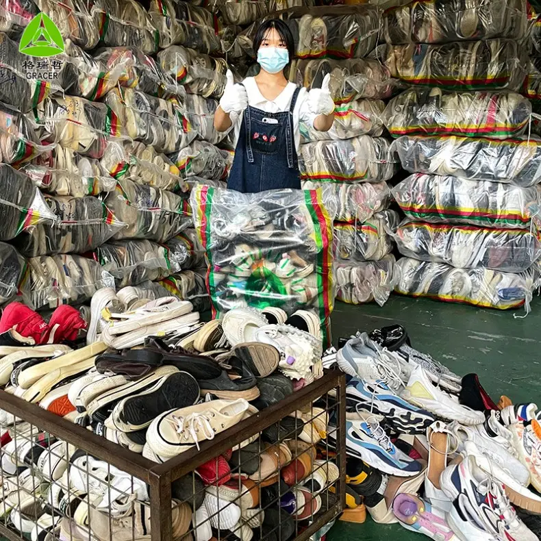 Stock de zapatos de segunda mano mixtos deportivos a granel originales de marca fardos de zapatos usados en Dubai