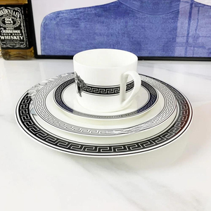Mesa de Comedor de Lujo con Platos de Cerámica Ecológica de Porcelana Fina Medusa de 10 y 8 Pulgadas para Presentaciones - Product Image 5