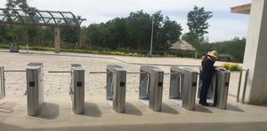 Tourniquet à trépied pivotant en acier inoxydable 304 avec lecteur de carte magnétique/carte à puce/code QR pour le contrôle d'accès, les parcs, les gymnases, les centres commerciaux - Product Image 6