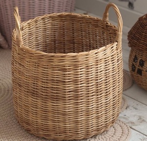 Cesta de ratán de lujo hecha a mano con un diseño tejido intrincado, acabado elegante y almacenamiento práctico para uso en el hogar y la oficina. - Product Image 2