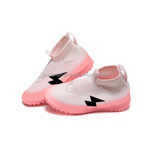 Chaussures de football pour élèves du collège, vente chaude, pointures 30-35EU, printemps-été, terrain synthétique, crampons antidérapants, chaussures de futsal d'entraînement pour enfants - Product Image 2