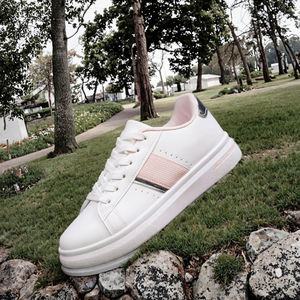 Vente en gros de nouvelles baskets blanches pour femmes, style coréen, chaussures de course plates décontractées avec semelle intérieure en caoutchouc PU souple, légères et respirantes - Product Image 3