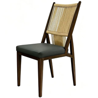 Collection de mobilier de salle à manger commercial en rotin moderne, ambiance naturelle, chaises tissées texturées, table à base lourde, mobilier de restaurant