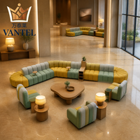 Mobilier de hall d'hôtel moderne : Ensemble de canapés modulaires incurvés sur mesure avec fauteuils et tables pour projets hôteliers