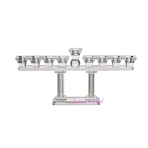 Decorazione Menorah in cristallo trasparente con candelabro a 9 luci con diamanti schiacciati - Product Image 1
