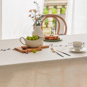 Nappe ronde élégante beige en plastique tissé et couverture en lin pour les tables de fête raffinées dans les événements et les bars - Product Image 4