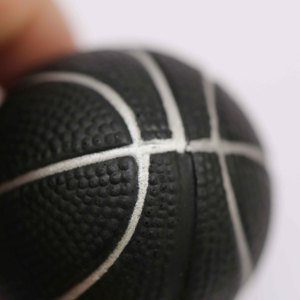 Porte-clés anti-stress en mousse noire en forme de ballon de basket - Product Image 4