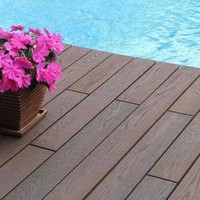 Revêtement de terrasse composite moderne pour extérieur, à âme pleine, faible entretien, antidérapant, imperméable et anti-termites