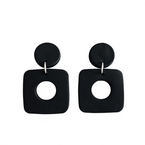 Pendientes de Aro Acrílicos con Forma de Luna Negra, Modernos y Elegantes para Mujer, con Baño de Oro, Joyería de Moda - Product Image 2