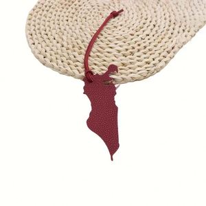 Colgante de cuero PU con mapa de Oriente Medio, accesorio de llavero estético y moderno - Product Image 3