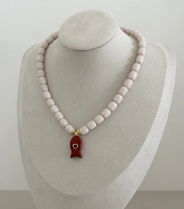 Collier ras du cou tendance bohème en acier inoxydable avec perles blanches, pendentif poisson rouge, détail cœur noir et chaîne en corde plaquée or - Product Image 3