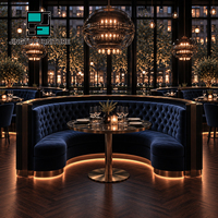 Tables de restaurant avec banquette incurvée capitonnée et chaises en velours bleu marine – Projet personnalisable OEM/ODM pour fabricants