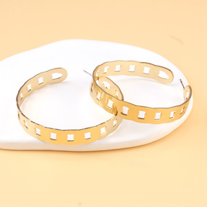 Pendientes de Aro Dorados Geométricos con Círculo Hueco para Uso Diario - Product Image 4