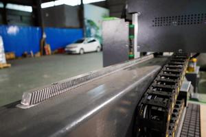 Grand équipement de découpe de verre de qualité industrielle Moteur PLC à mouvement de rotation automatique à 360 degrés pour les usines de fabrication - Product Image 3