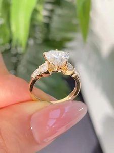 Anillo de Compromiso con Diamante de Laboratorio en Forma de Corazón de 2.00CT |   Solitario de Oro de 14K - Product Image 5