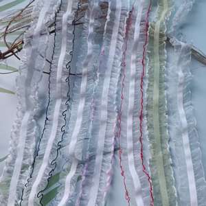 أقمشة أورجانزا عالية الجودة مع كشكشة مزدوجة الجانب من التول الأبيض وحواف دانتيل مخملية ملونة، حواف دانتيل بلون واحد. - Product Image 1