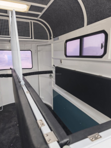 Remolque de Transporte Equino <span class=keywords><strong>ADR</strong></span> de Doble Eje con <span class=keywords><strong>Carga</strong></span> Recta para 2 Caballos - Product Image 5