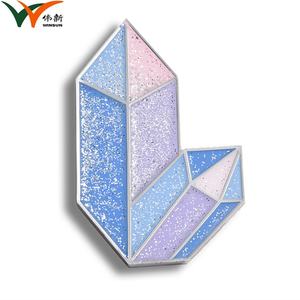 Aimant de réfrigérateur souvenir en métal, forme cristal, émail dur pailleté, coloré, de fabrication originale - Product Image 4