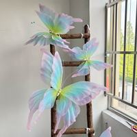 Grandes fleurs en papier avec papillon en organza irisé, décorations florales pour mariage, vitrine de centre commercial, toile de fond pour photomaton
