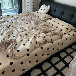 Set Copripiumino in Velluto di Latte Imbottito in Lana Quattro Pezzi Design a Righe Autunnale Copriletto di Qualità - Product Image 1